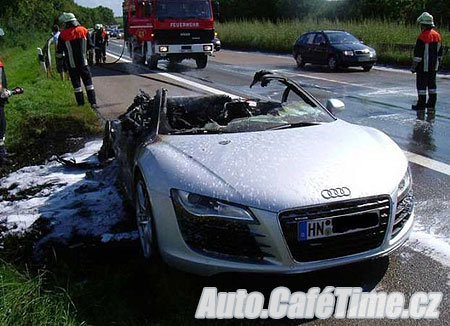 Audi R8 lehlo popelem - Dopravní nehody